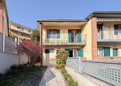 Foto Appartamento in Via Molini, Creazzo Centro di 194 m² con 8 locali