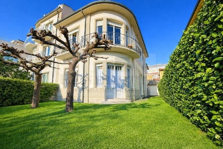 Foto Villa unifamiliare in Viale Ermenegildo Pistelli, Camaiore di 160 m²