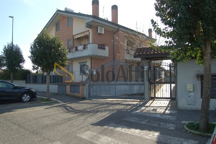 Foto Appartamento in Via Mottola 14, Roma Torre Gaia di 70 m² con 4 locali