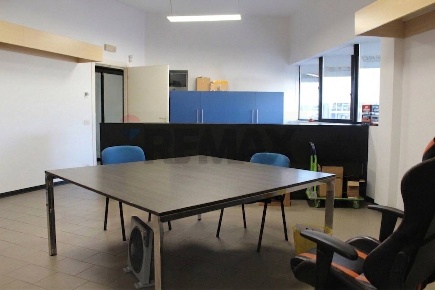 Foto Locale commerciale in via moroni, Ponteranica di 279 m² con 3 locali