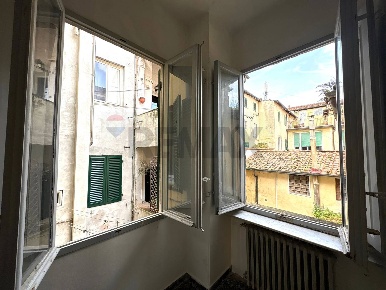 Foto Appartamento in Via Cesare Battisti 1, Lucca di 250 m² con 8 locali