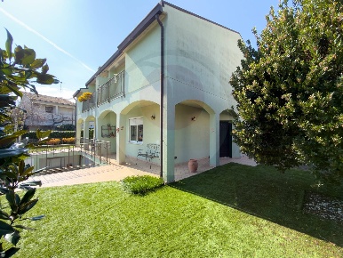 Foto Villa a schiera in via villa stanazzo, Lanciano di 135 m² con 6 locali