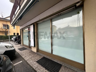Foto Locale commerciale a Merate Centro di 200 m² con 2 locali in affitto