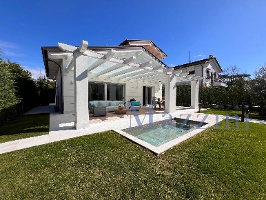 Foto Villa unifamiliare in via Agnelli, Forte dei Marmi Centro di 170 m²