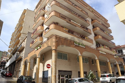 Foto Locale commerciale in via Sac.G.di Giacomo 12/14, Ragusa di 360 m²