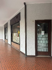 Foto Negozio in VIA GELTRUDE BEOLCHI 51, Cuggiono Centro di 180 m²