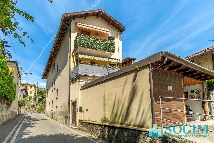 Foto Appartamento in Via Cristoforo colombo, Albese con Cassano di 109 m²