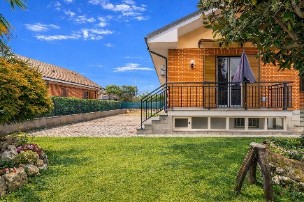 Foto Casa indipendente in Strada Gerbido 29, Orbassano Centro di 250 m²
