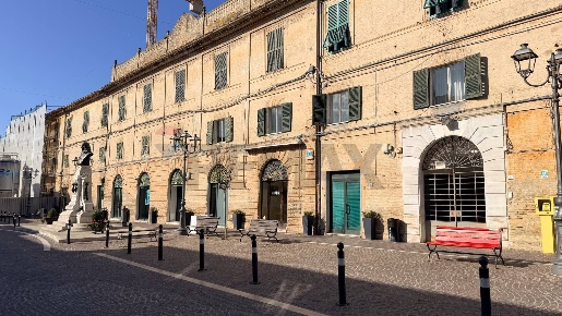 Foto Negozio in Piazza Roma 13, Camerano Centro di 199 m² con 4 locali