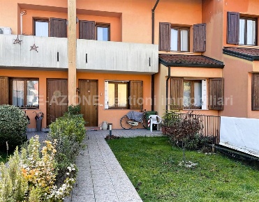 Foto Villa a schiera in Via Astico, Monticello Conte Otto Centro di 210 m²