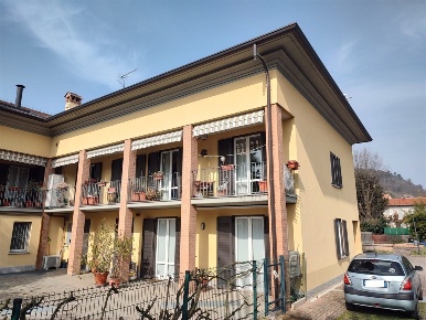 Foto Appartamento in via Piave, Sesto Calende Centro di 100 m² con 3 locali