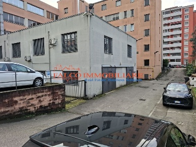 Foto Magazzino in Viale Cristoforo Colombo, Trezzano sul Naviglio di 340 m²