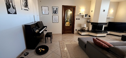 Foto Appartamento in VIA FERDINANDO BORRONE, Salassa di 135 m² con 4 locali