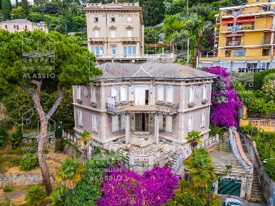 Foto Villa unifamiliare a Alassio di 500 m² con 15 locali in vendita