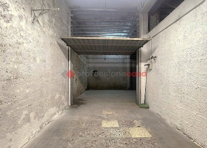 Foto Box in Via Giulio Cesare 73, Aprilia Centro di 15 m² con 1 locali