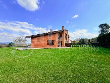 Foto Villa bifamiliare in Via Camerano snc, Orte di 301 m² con 10 locali