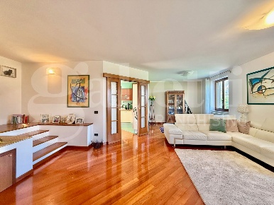 Foto Villa bifamiliare in Via Camerano snc, Orte di 300 m² con 10 locali