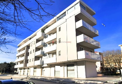 Foto Negozio in Via Berlinguer 3, Foggia Macchia Gialla - Ordona Sud