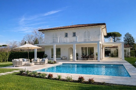 Foto Villa unifamiliare in Via Verdi, Pietrasanta di 280 m² con 10 locali