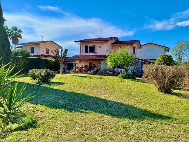 Foto Villa bifamiliare a Camaiore di 250 m² con 11 locali in vendita