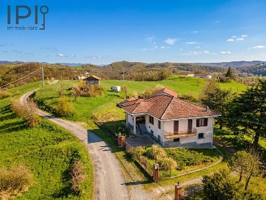 Foto Villa unifamiliare in Giuliani, Pareto di 450 m² con 6 locali