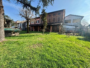Foto Casa indipendente a Alessandria Casalbagliano di 160 m² con 8 locali