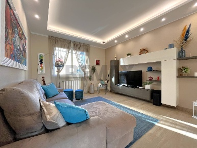 Foto Appartamento in Via San Giacomo Dei Capri 21, Napoli Arenella di 90 m²