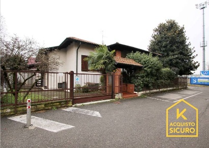 Foto Villa unifamiliare in Via Campo Sportivo, Sedriano Centro di 310 m²