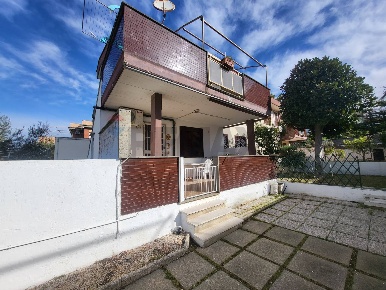Foto Case semi ndipendenti in Via Tirelli 1, Anzio Villa Claudia di 60 m²