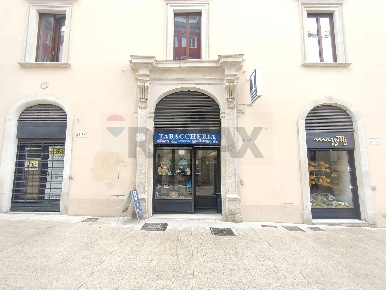 Foto Attività commerciale in Corso Federico II, L'Aquila Centro di 100 m²