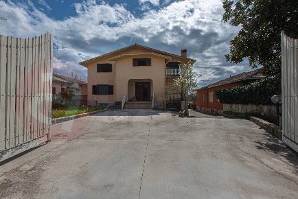 Foto Villa unifamiliare in Via Campanile, Arce di 500 m² con 20 locali