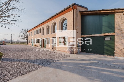 Foto Rustico in Via Fossadelle di Sopra, Ponte di Piave di 415 m²