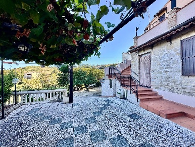 Foto Casa indipendente a Cingoli di 160 m² con 6 locali in vendita