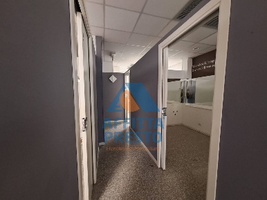 Foto Laboratorio a Empoli di 160 m² con 10 locali in affitto