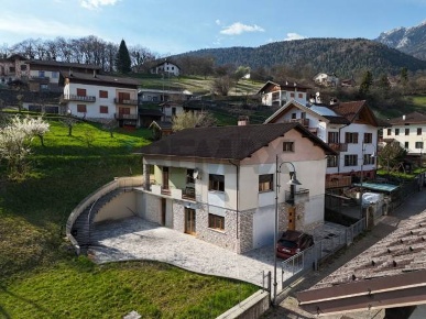 Foto Casa indipendente in Via Resenterra 45, Lamon Centro di 299 m²