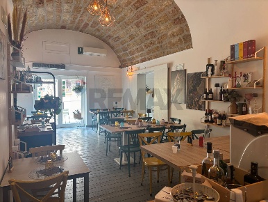 Foto Locale commerciale in Via Santa Rosalia 20, Terrasini Centro di 200 m²