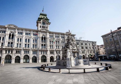 Foto Locale commerciale a Trieste Borgo San Sergio di 300 m² in vendita