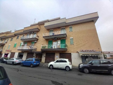 Foto Locale commerciale in Via Imperatore Adriano 24, Tivoli di 25 m²