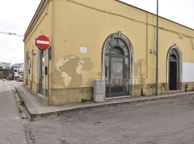 Foto Locale commerciale in Via Piave 3, Copertino di 90 m² con 3 locali