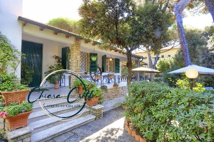 Foto Villa unifamiliare a San Vincenzo Centro di 165 m² con 7 locali