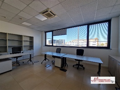 Foto Ufficio in Via Gallarate, Milano Gallaratese di 300 m² con 7 locali