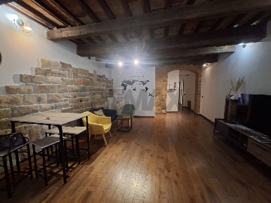 Foto Appartamento a Jesi Centro Storico di 100 m² con 5 locali in affitto