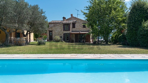 Foto Villa unifamiliare in strada provinciale 2 5, Apiro Centro di 340 m²