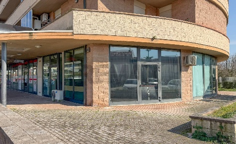 Foto Locale commerciale in via monte cavallo 6/A, Viareggio di 122 m²