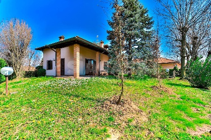 Foto Villa unifamiliare in Via Verdi 1, Ronco Briantino di 370 m²
