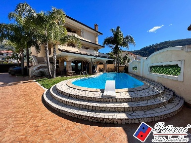 Foto Villa unifamiliare in Via Ripa, Fondi Centro di 267 m² con 6 locali