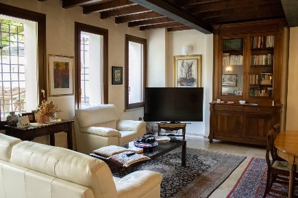 Foto Casa indipendente a Mantova Centro di 275 m² con 5 locali in vendita
