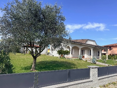 Foto Casa indipendente a Rodigo Rivalta di 287 m² con 6 locali in vendita