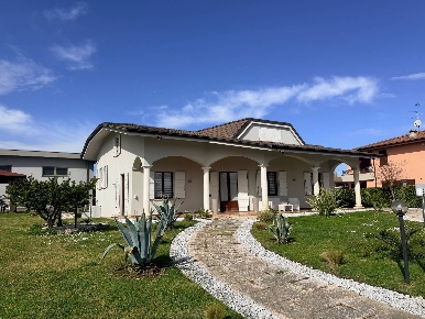 Foto Casa indipendente a Rodigo Rivalta di 287 m² con 6 locali in vendita