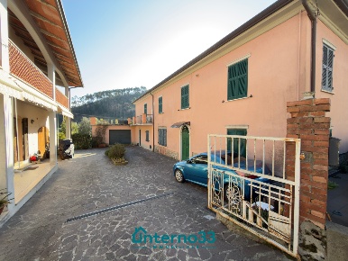 Foto Appartamento in Via Castagno 39, Luni di 120 m² con 4 locali